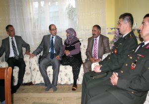 Polat şehit ailelerinin duasını  aldı